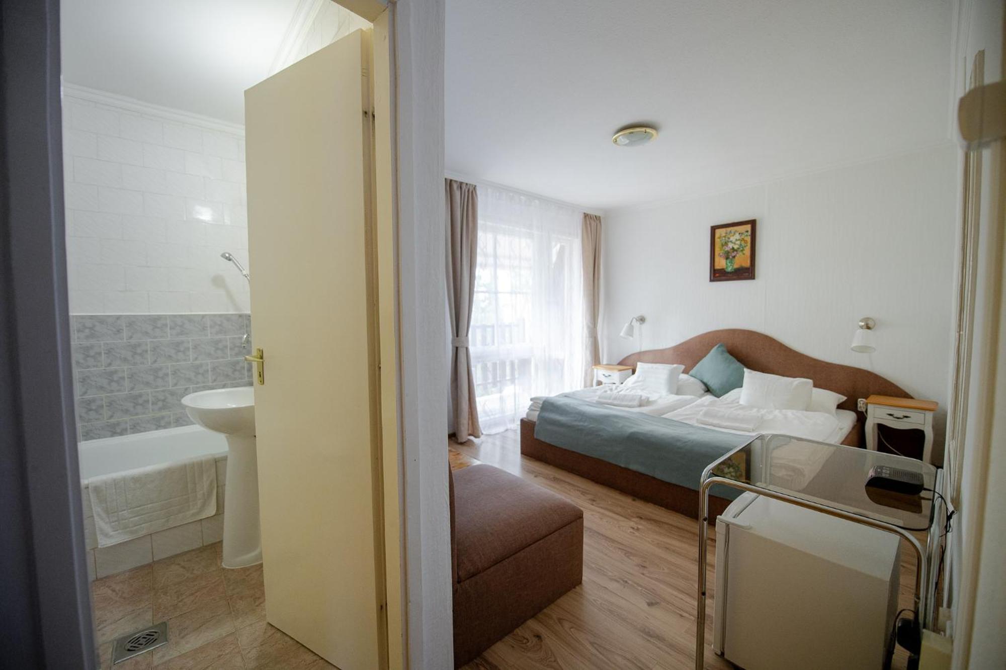 Hotel Barbizon Nyiregyhaza Bagian luar foto